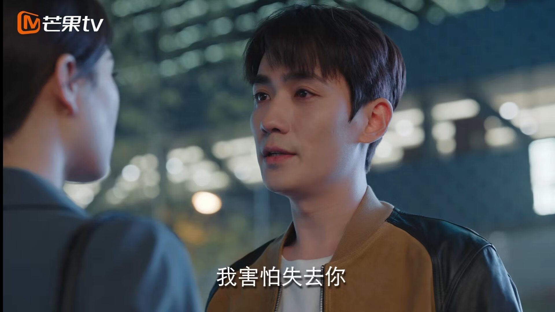 “山谷穿梭:天然险境中的极速较量”,山谷探险